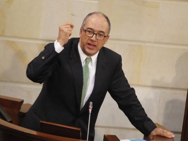 Juan Carlos Echeverry pica en punta en la carrera por la candidatura conservadora