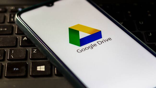 Logo de Google Drive desde un celular inteligente. (Vía Getty Images)