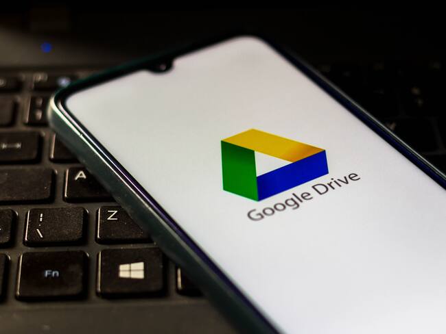 Logo de Google Drive desde un celular inteligente. (Vía Getty Images)