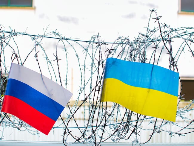 Banderas de Rusia y Ucrania. Foto: Getty Images