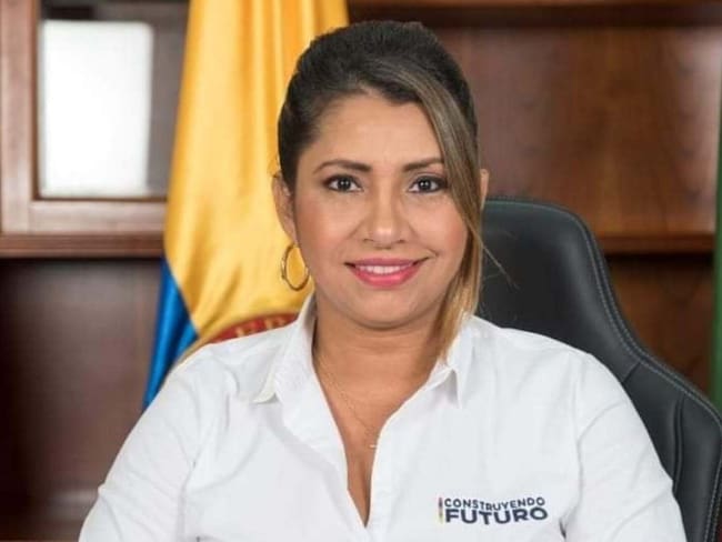 Gobernadora de Arauca, en el ojo del huracán por permisos para salir del país
