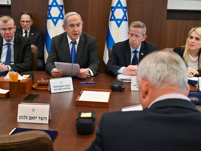 El primer ministro israelí, Benjamín Netanyahu, reunido con su gabinete de guerra. Netanyahu reiteró este domingo, cuando se cumplen seis meses de guerra en la Franja de Gaza, que no habrá un acuerdo de tregua si no vuelven a casa los 133 rehenes que siguen en manos de Hamás, y añadió que Israel no cederá ante las &quot;exigencias extremas&quot; de los islamistas. EFE / Gobierno de Israel