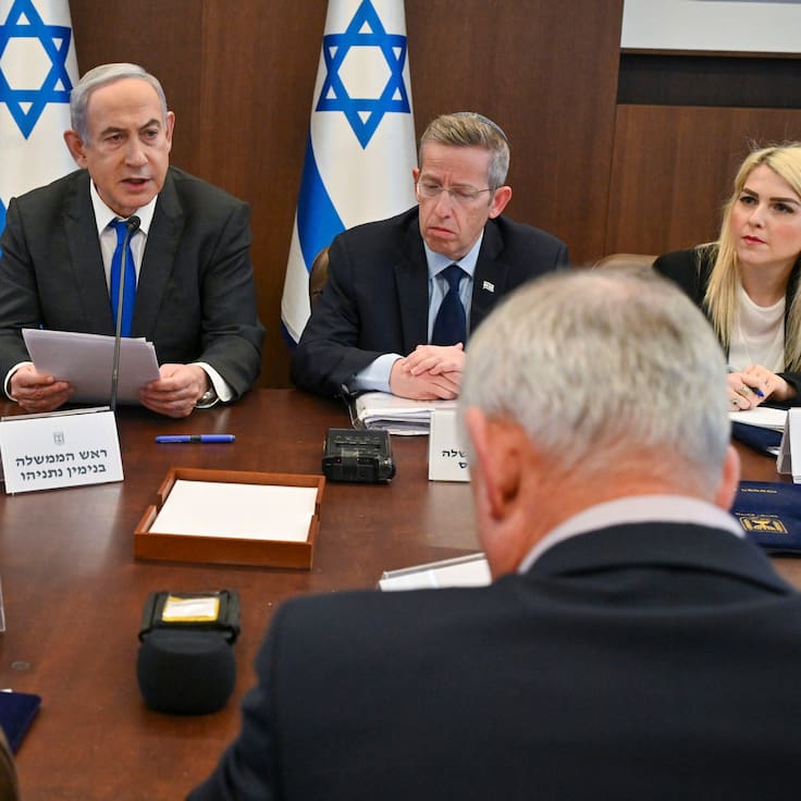 JERUSALÉN, 07/04/2024.- El primer ministro israelí, Benjamín Netanyahu, reunido con su gabinete de guerra.Netanyahu reiteró este domingo, cuando se cumplen seis meses de guerra en la Franja de Gaza, que no habrá un acuerdo de tregua si no vuelven a casa los 133 rehenes que siguen en manos de Hamás, y añadió que Israel no cederá ante las &quot;exigencias extremas&quot; de los islamistas. EFE/Gobierno de Israel  *****SOLO USO EDITORIAL/SOLO DISPONIBLE PARA ILUSTRAR LA NOTICIA QUE ACOMPAÑA (CRÉDITO OBLIGATORIO) *****