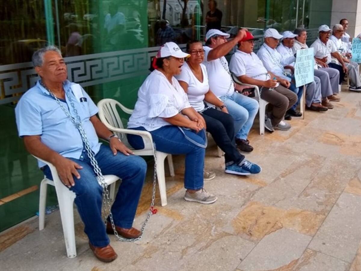 Pensionados de Electricaribe se encadenan para exigir que se les pague 4.000 millones