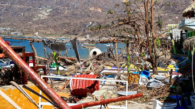MEX806. ACAPULCO (MÉXICO), 03/11/2023.- Fotografía de destrozos tras el paso del huracán Otis, hoy en el balneario de Acapulco, en el estado de Guerrero (México). El Gobierno mexicano decidió mantener a Acapulco como sede del próximo Tianguis Turístico, el evento más importante del sector terciario en Latinoamérica, mientras su población e infraestructura se recupera a 10 días del azote del huracán Otis. EFE/David Guzmán