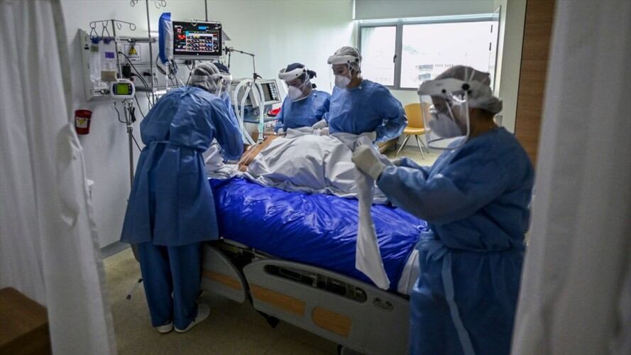 El Colegio Médico de Bogotá pidió que se declare de manera inmediata la alerta roja hospitalaria nacional. Foto: Getty Images / JOAQUIN SARMIENTO
