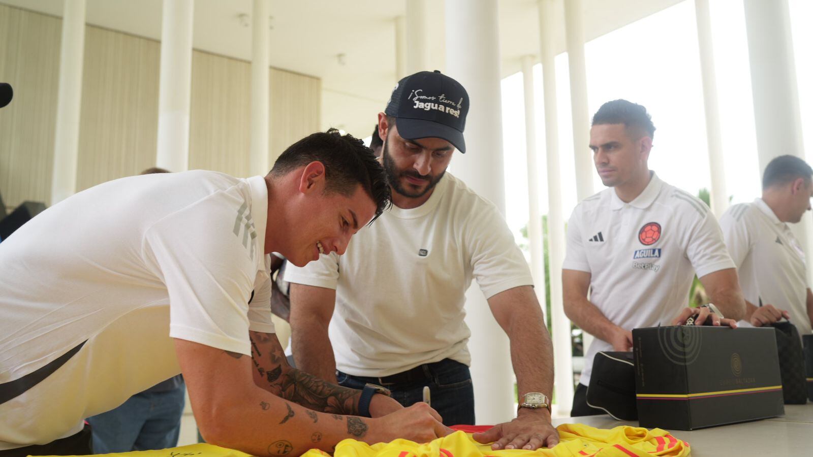 Gobernador de Córdoba regaló el sombrero vueltiao’ a jugadores de la Selección Colombia. Foto: prensa Gobernación de Córdoba.