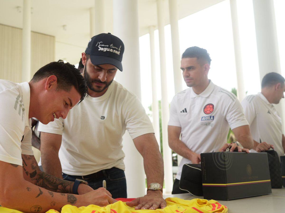 Gobernador de Córdoba regaló el sombrero vueltiao’ a jugadores de la Selección Colombia