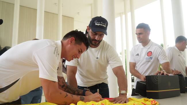 Gobernador de Córdoba regaló el sombrero vueltiao’ a jugadores de la Selección Colombia. Foto: prensa Gobernación de Córdoba.