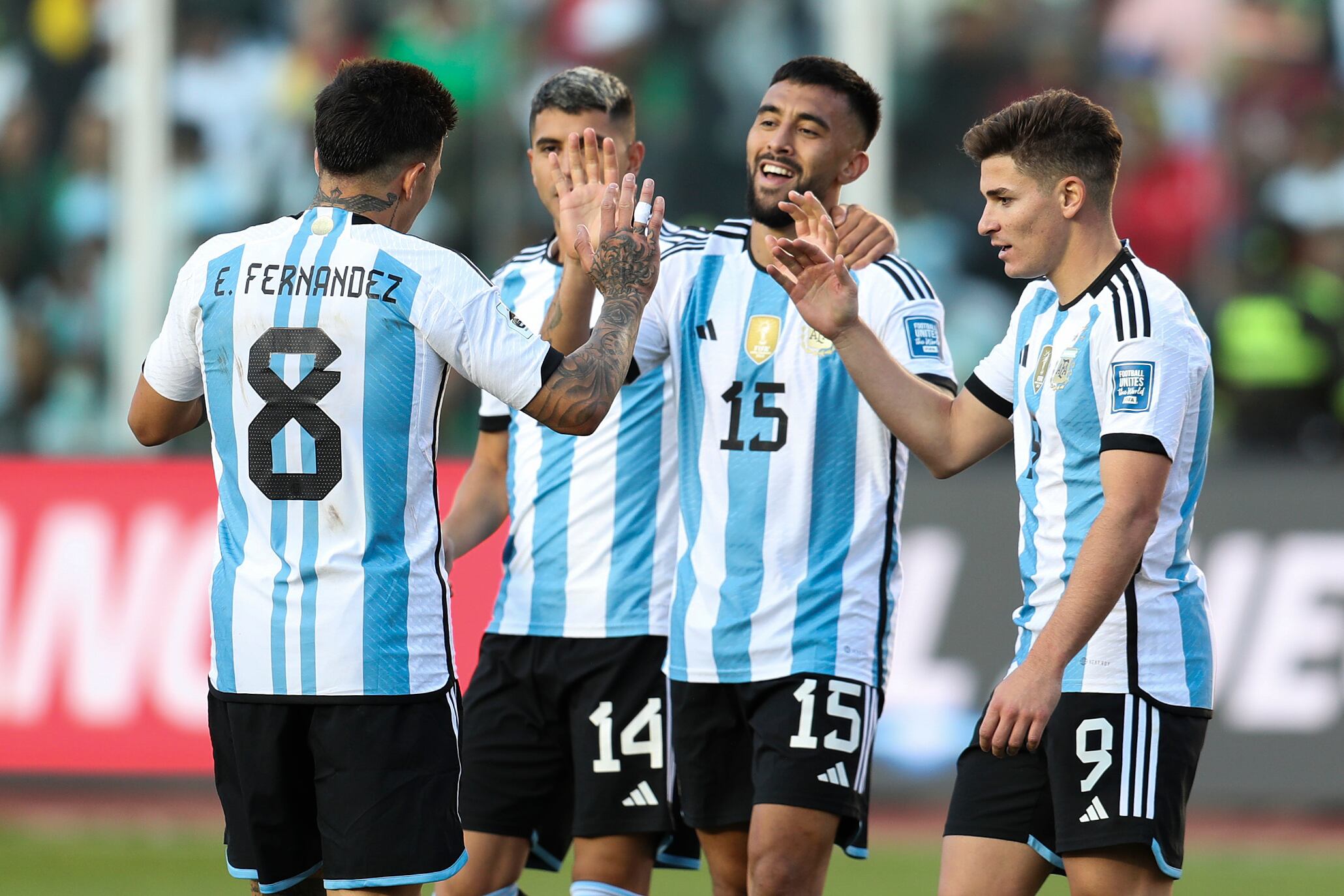 Jugadores de Argentina celebran al final de un partido de las Eliminatorias Sudamericanas para la Copa Mundial de Fútbol 2026 entre Bolivia y Argentina hoy, en el estadio Hernando Siles en La Paz (Bolivia). Foto: EFE/ Luis Gandarillas.