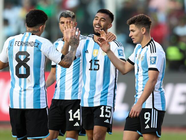 Jugadores de Argentina celebran al final de un partido de las Eliminatorias Sudamericanas para la Copa Mundial de Fútbol 2026 entre Bolivia y Argentina hoy, en el estadio Hernando Siles en La Paz (Bolivia). Foto: EFE/ Luis Gandarillas.
