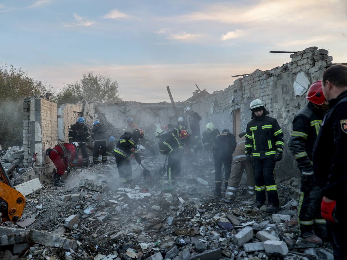 Al menos 51 muertos en bombardeo ruso en Ucrania mientras asistían a velorio