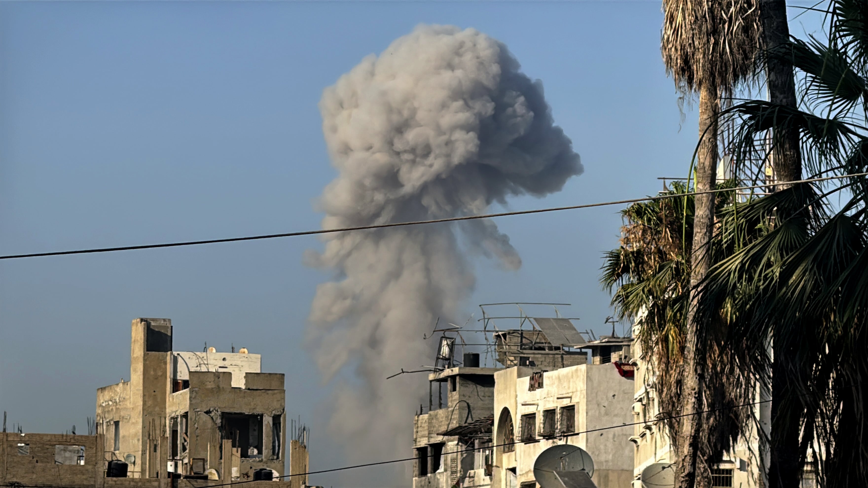 Bombardeo israelí en Gaza. Foto: Hamza Z. H. Qraiqea/Anadolu via Getty Images.