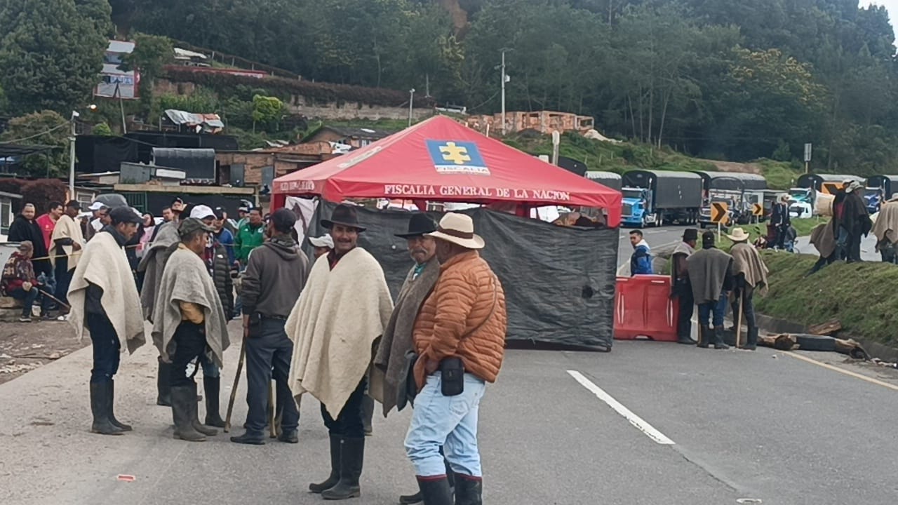El paro de los campesinos parameros comenzó el pasado lunes 4 de agosto con el bloqueo de la vía entre Tunja y Bogotá, en el Puente de Boyacá / Foto: W Radio.