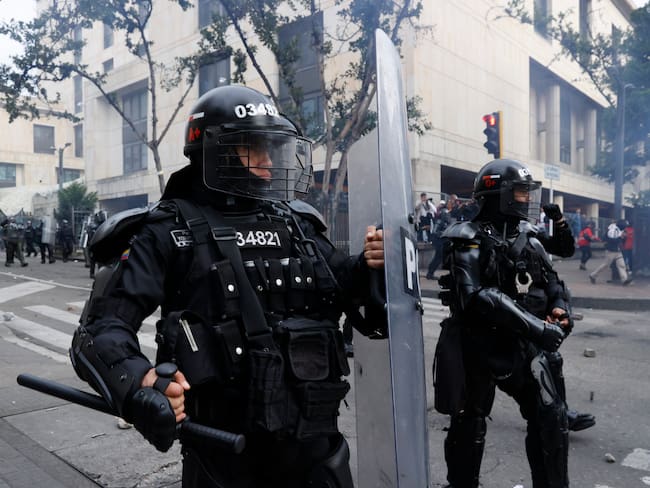 AME7197. BOGOTÁ (COLOMBIA), 08/02/2024.- Policías se enfrentan con manifestantes durante una protesta hoy en Bogotá (Colombia). El presidente de la Corte Suprema de Justicia de Colombia, Gerson Chaverra, condenó este jueves en duros términos el &quot;bloqueo violento e ilegal&quot; de manifestantes afines al Gobierno al Palacio de Justicia, situado en el centro de Bogotá, acto que consideró &quot;inaceptable&quot;. EFE/Mauricio Dueñas Castañeda