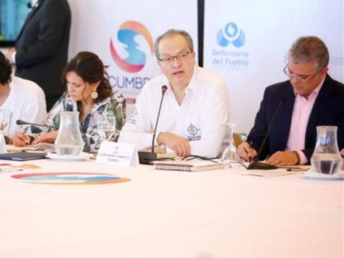 Cruce de declaraciones entre Procurador y Presidente en la IV Cumbre de Diálogo Social