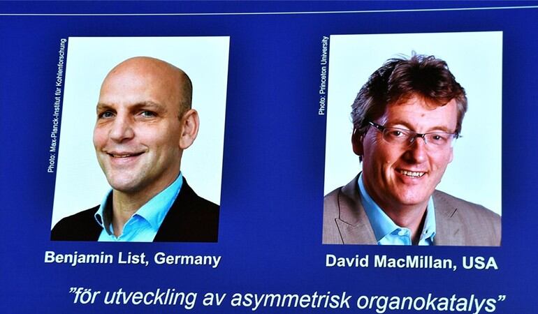 Los científicos David W.C. MacMillan y Benjamin List ganaron el Premio Nobel de Química por el desarrollo de una herramienta para la construcción de moléculas.. Foto: EFE/EPA/Claudio Bresciani SWEDEN OUT