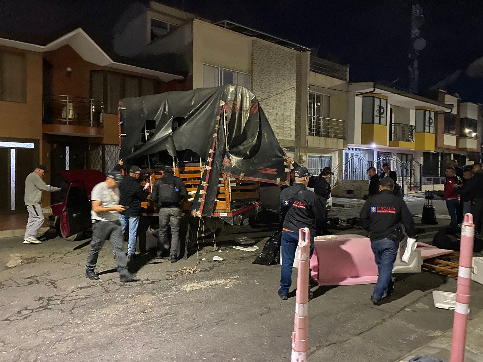 La camioneta desde donde se lanzaron los explosivos fue encontrada en el barrio Santa Clara. Crédito: Policía nacional.