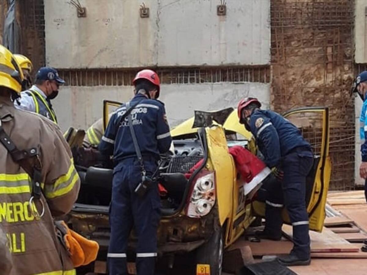 Un muerto y un herido deja accidente de taxi que cayó a una obra civil en Cali