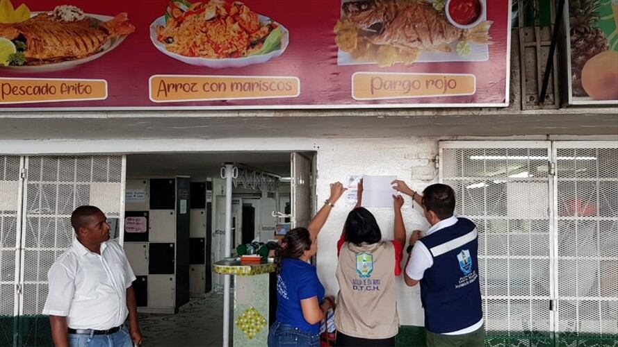 La sanción fue aplicada por la Secretaría de Salud al restaurante Punto Marino. Foto: Secretaría de Salud