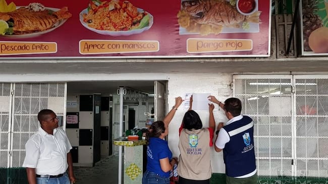 La sanción fue aplicada por la Secretaría de Salud al restaurante Punto Marino. Foto: Secretaría de Salud
