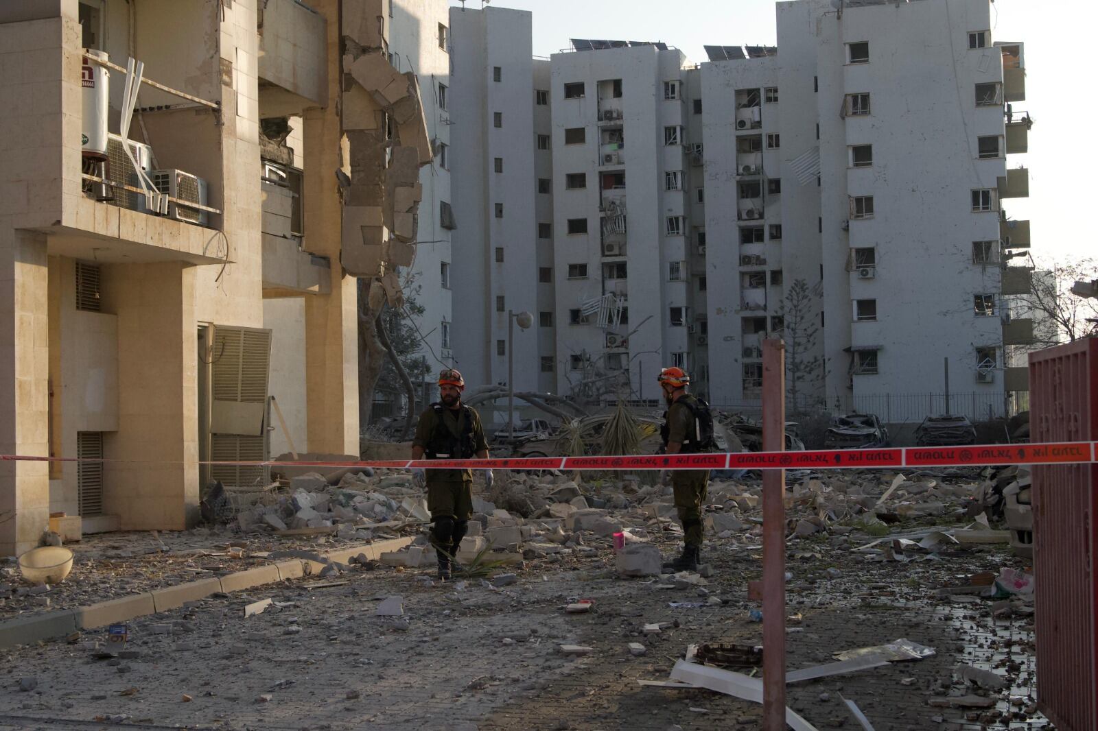 AME8045. BEERSHEBA (ISRAEL), 24/06/2025.- Fotografía cedida por el Ejército de Beersheva de dos militares observando los daños en una zona por el ataque de un misil iraní este martes, en Beersheba (Israel). Irán volvió a lanzar misiles sobre Israel después de que el presidente de Estados Unidos, Donald Trump, anunció un alto el fuego entre los dos países que luego fue contradicho por el Gobierno iraní. EFE/ Ejército de Beersheva SOLO USO EDITORIAL/SOLO DISPONIBLE PARA ILUSTRAR LA NOTICIA QUE ACOMPAÑA (CRÉDITO OBLIGATORIO)