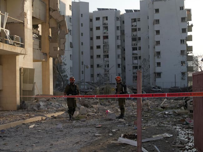 AME8045. BEERSHEBA (ISRAEL), 24/06/2025.- Fotografía cedida por el Ejército de Beersheva de dos militares observando los daños en una zona por el ataque de un misil iraní este martes, en Beersheba (Israel). Irán volvió a lanzar misiles sobre Israel después de que el presidente de Estados Unidos, Donald Trump, anunció un alto el fuego entre los dos países que luego fue contradicho por el Gobierno iraní. EFE/ Ejército de Beersheva SOLO USO EDITORIAL/SOLO DISPONIBLE PARA ILUSTRAR LA NOTICIA QUE ACOMPAÑA (CRÉDITO OBLIGATORIO)