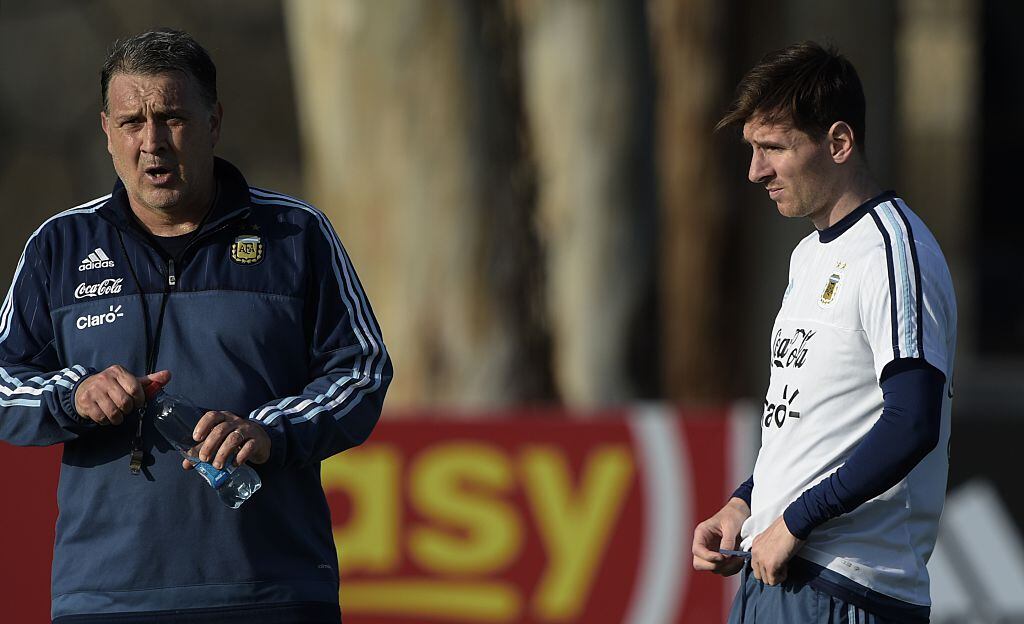 Gerardo 'Tata' Martino y Lionel Messi en 2015 con la Selección Argentina. Foto: JUAN MABROMATA/AFP via Getty Images.