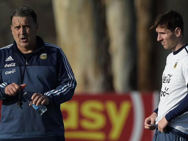 Gerardo 'Tata' Martino y Lionel Messi en 2015 con la Selección Argentina. Foto: JUAN MABROMATA/AFP via Getty Images.