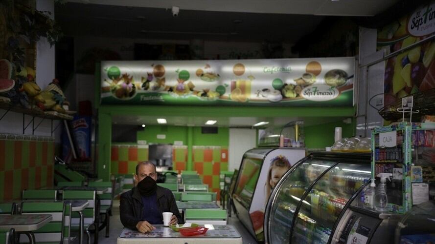 Para la estrategia 'mesa interior' se podrá dejar el tapabocas en una bolsa mientras se come en el restaurante. Foto: Colprensa.