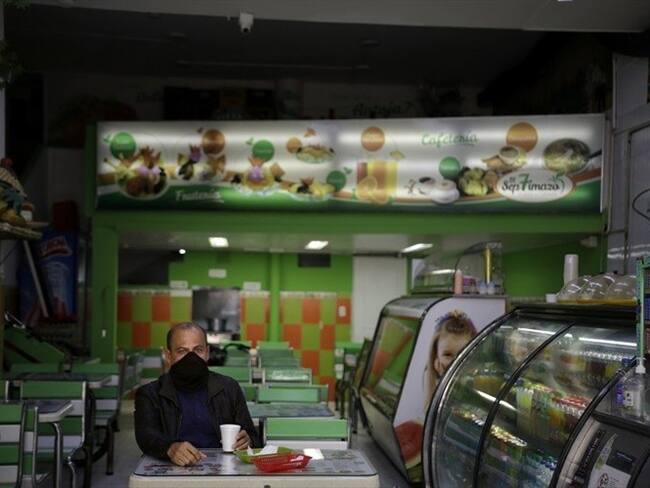 Para la estrategia 'mesa interior' se podrá dejar el tapabocas en una bolsa mientras se come en el restaurante. Foto: Colprensa.