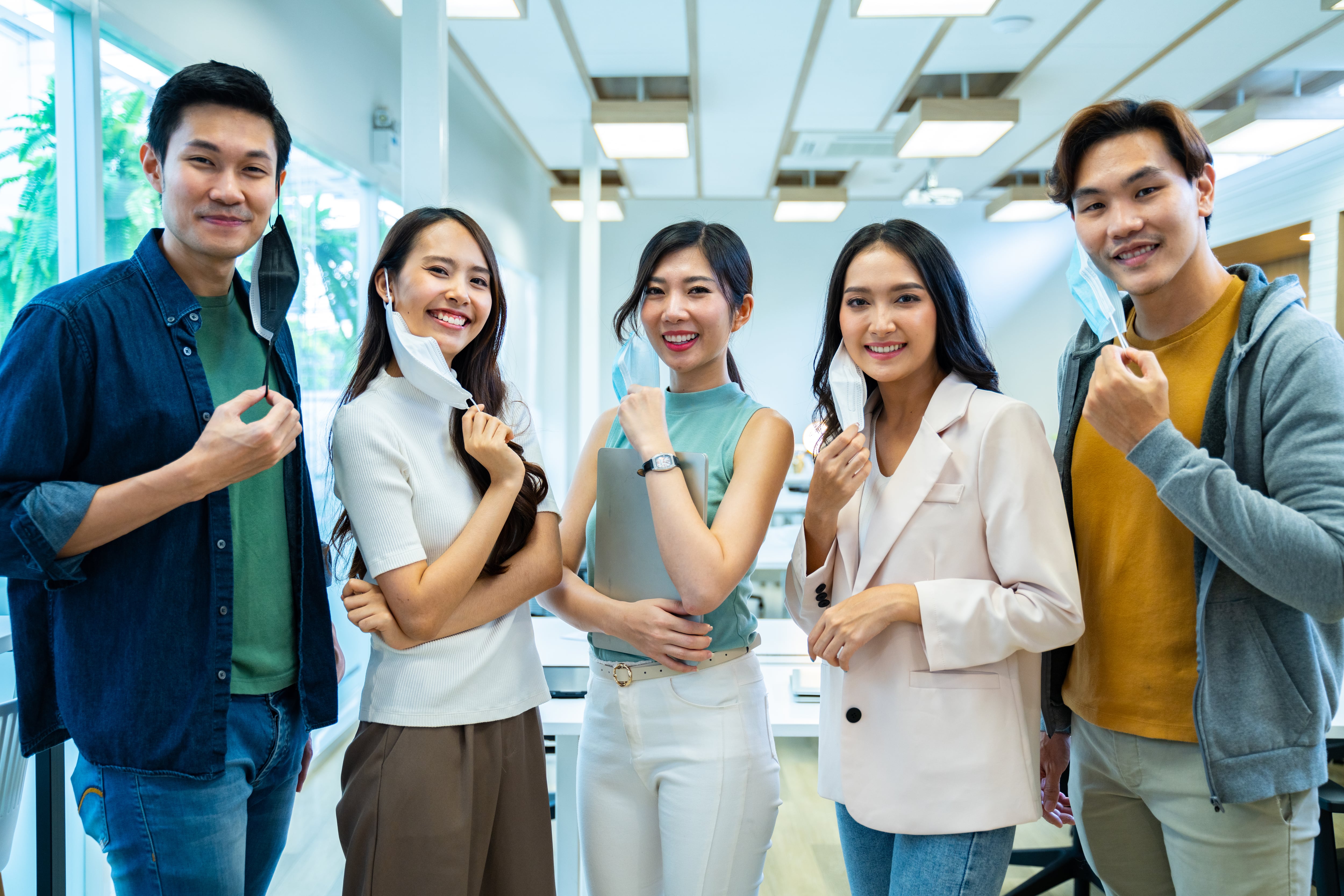 Grupo de jóvenes asiáticos (GettyImages)