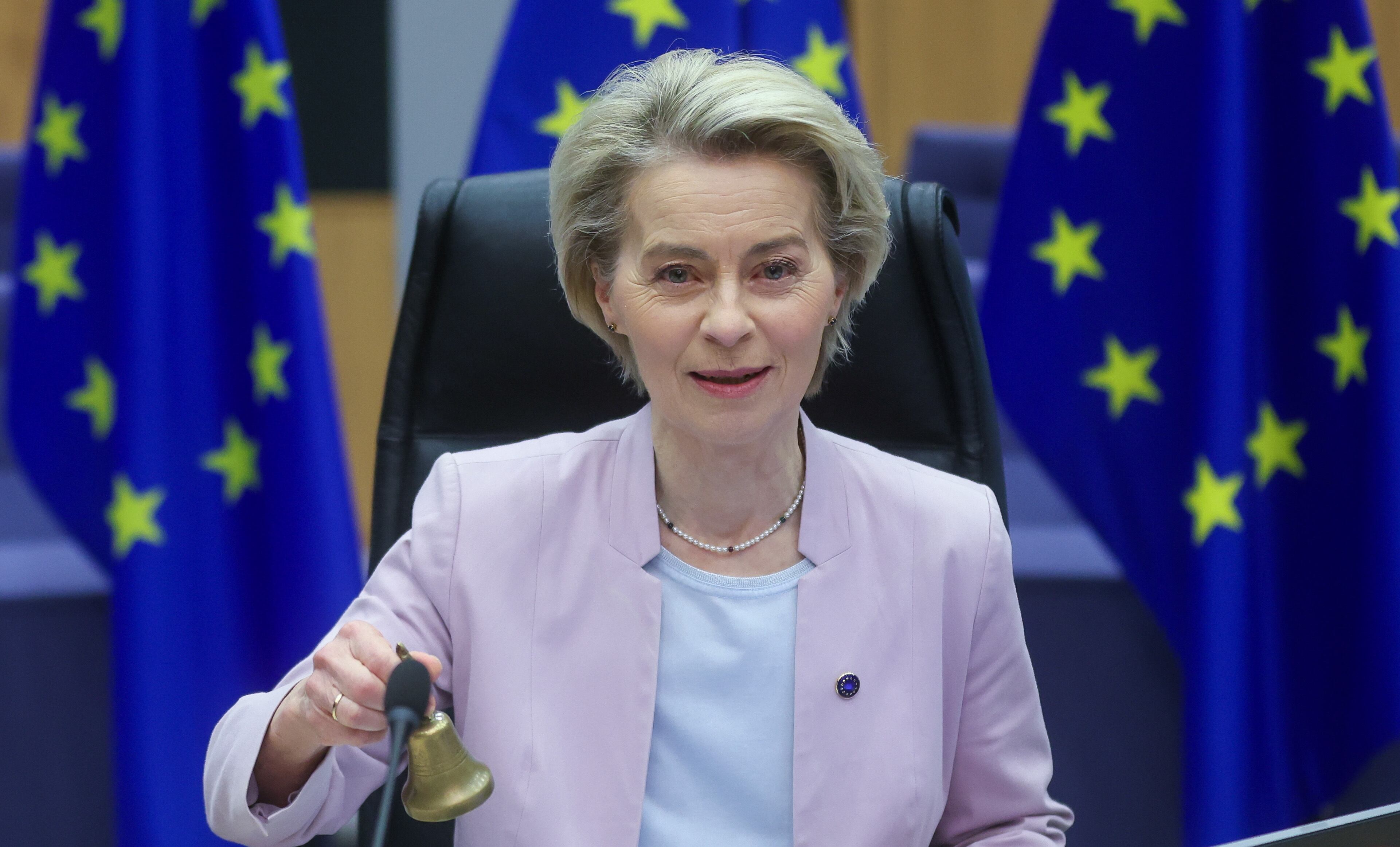 Bruselas (Bélgica), 05/02/2025.- La presidenta de la Comisión Europea, Ursula von der Leyen, hace sonar la campana al inicio de una reunión del Colegio de Comisarios.