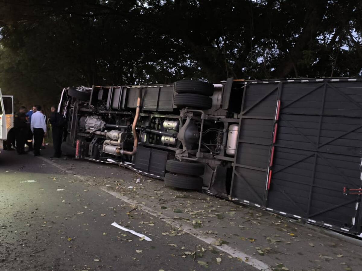 Una menor fallecida y más de 20 heridos en accidente de bus en Zarzal