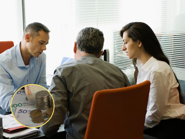 Asesor bancario ayudando a clientes para abrir un CDT. En el círculo, la imagen de billetes y monedas colombianas / Fotos: GettyImages