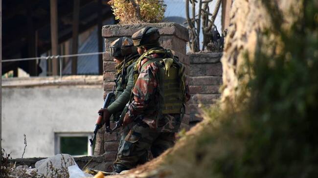 Dos militantes matando a civiles. Crédito: Getty Images/ Faisal Khan
