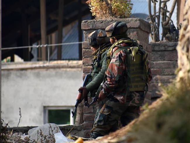 Dos militantes matando a civiles. Crédito: Getty Images/ Faisal Khan