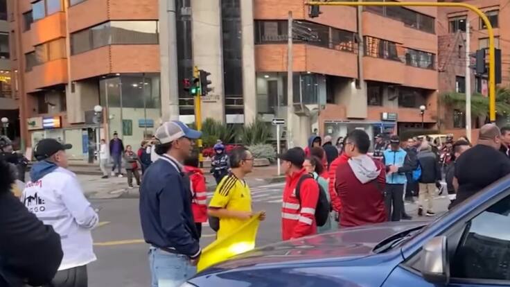 Taxistas protestarón por multas por invadir carril preferencial en la Carrera Séptima en Bogotá