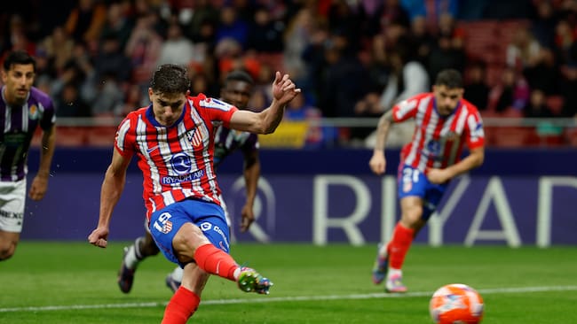 MADRID, 14/04/2025.- El delantero del Atlético de Madrid, Julián Álvarez, golpea el balón desde el punto de penalti para conseguir el tercer gol del equipo rojiblanco durante el partido de LaLiga de fútbol que Atlético de Madrid y Real Valladolid disputan este lunes en el estadio Metropolitano. EFE/Mariscal