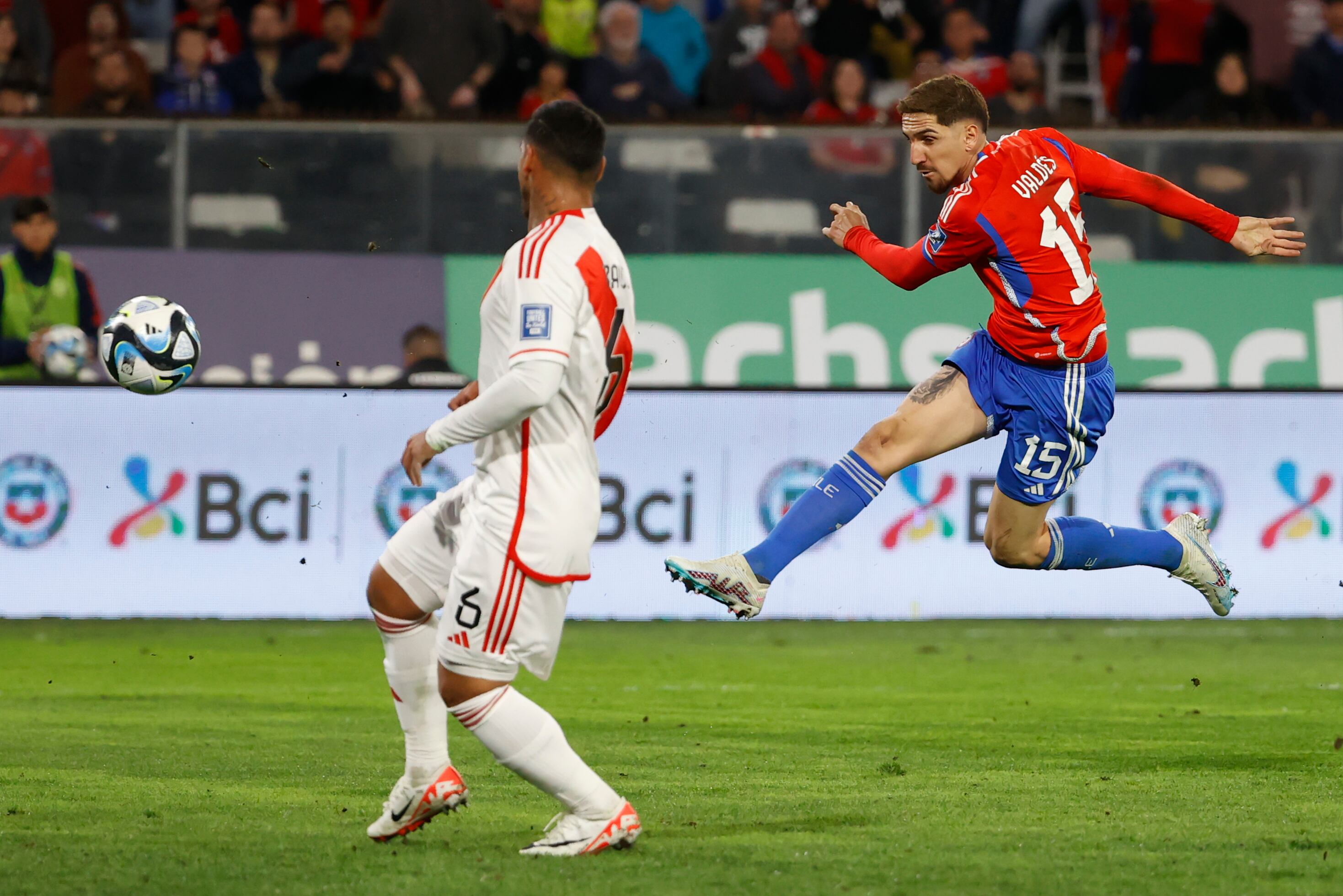 Diego Valdés (d) de Chile remata hoy, en un partido de las Eliminatorias Sudamericanas para la Copa Mundial de Fútbol 2026 entre Chile y Perú en el estadio Monumental en Santiago de Chile (Chile). EFE/ Elvis González