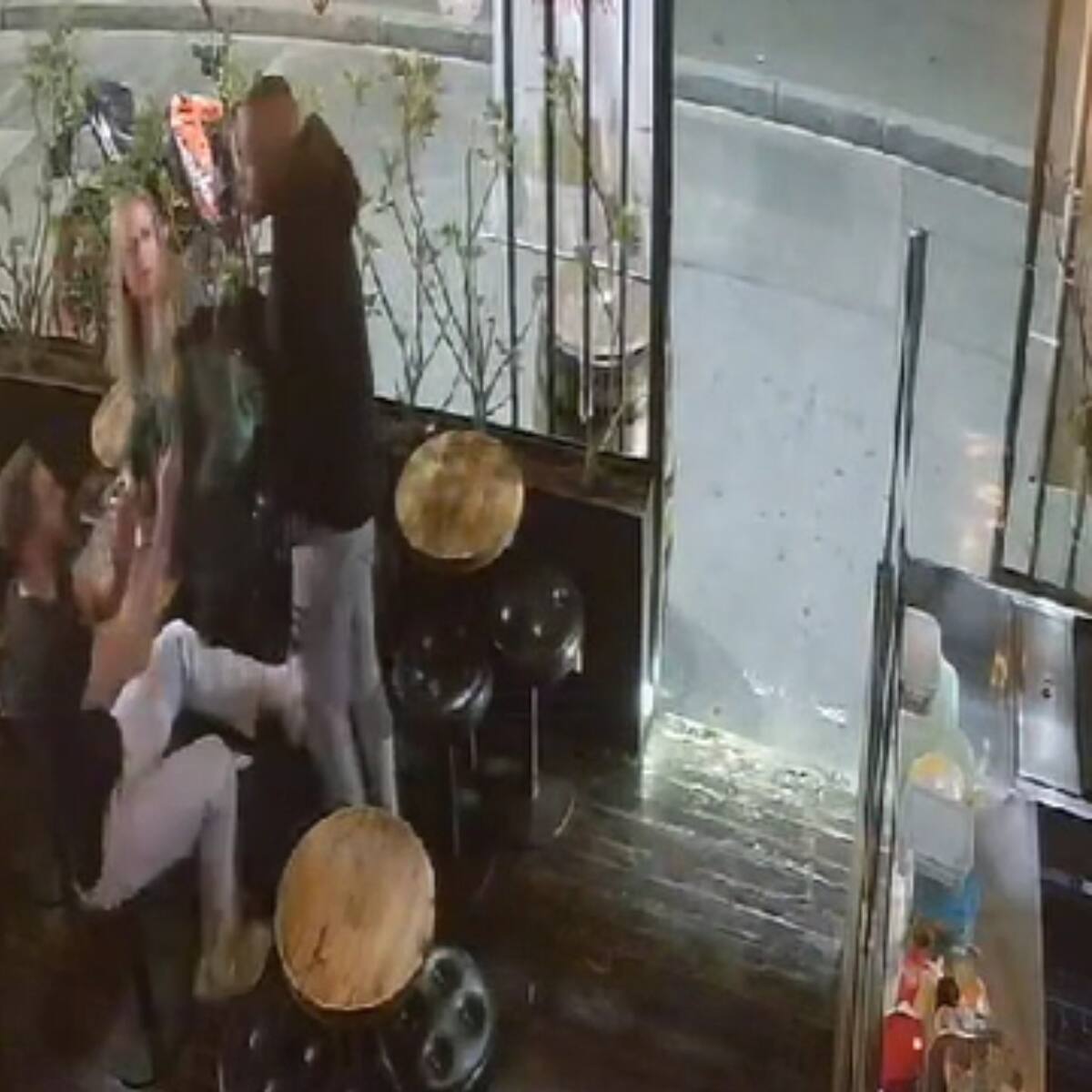 En video quedó registrado atraco masivo a cervecería en Bogotá