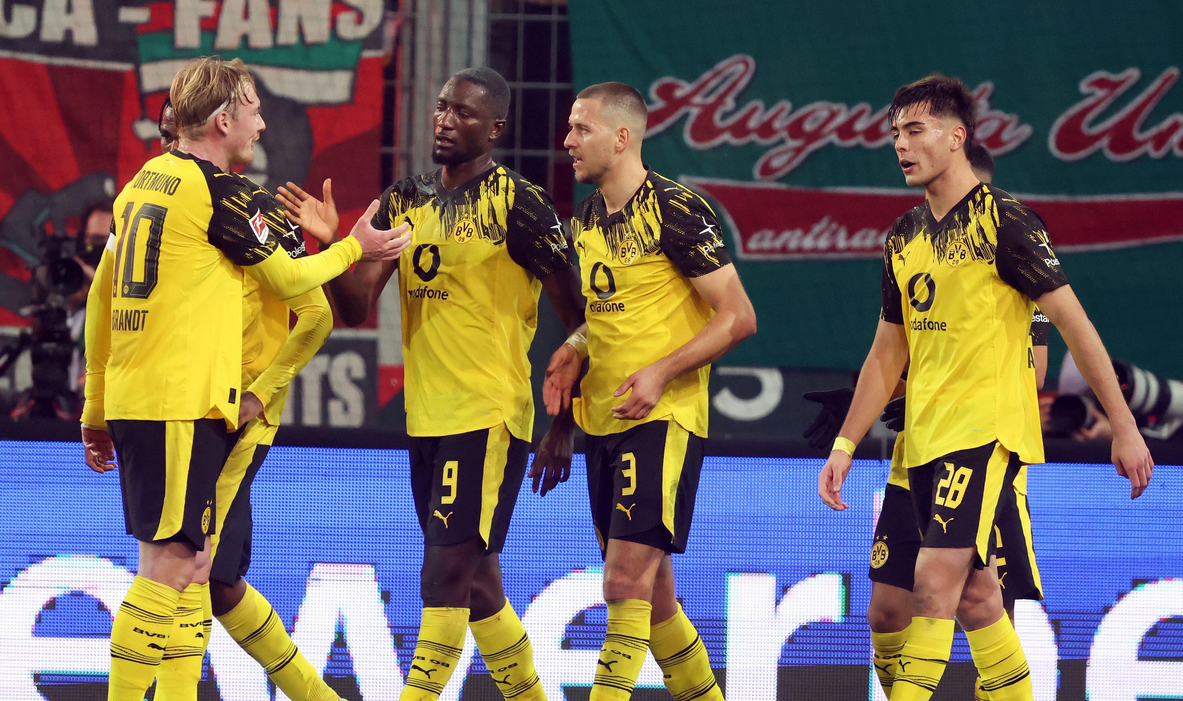 Serhou Guirassy del Borussia Dortmund celebra su gol ante el FC Augsburgo en el WWK-Arena. FOTO: Stefan Matzke - sampics/Getty Images
