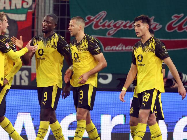 Serhou Guirassy del Borussia Dortmund celebra su gol ante el FC Augsburgo en el WWK-Arena. FOTO: Stefan Matzke - sampics/Getty Images