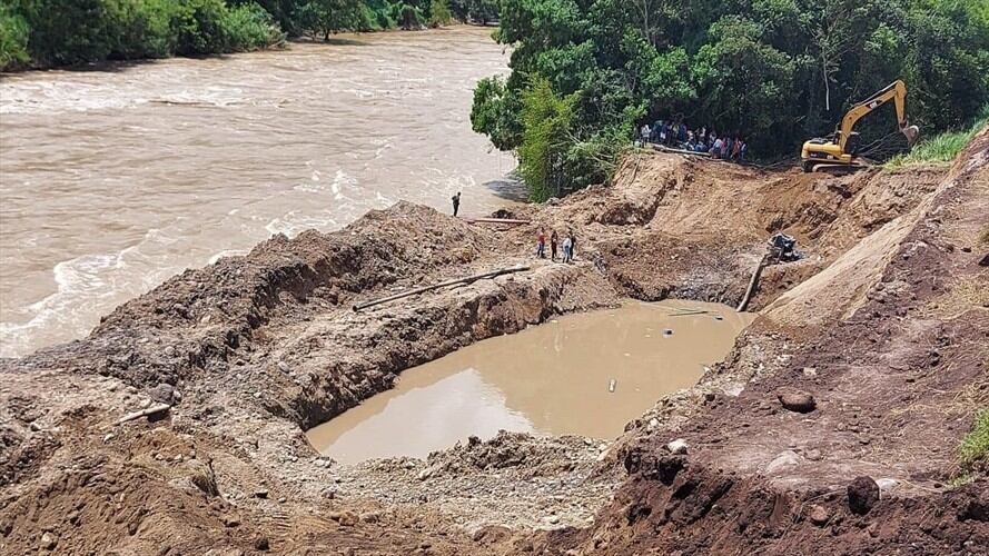 Buscan determinar filtración de agua en mina de Caldas, con buzos de la Defensa Civil. Foto: Mario Hernán Escobar