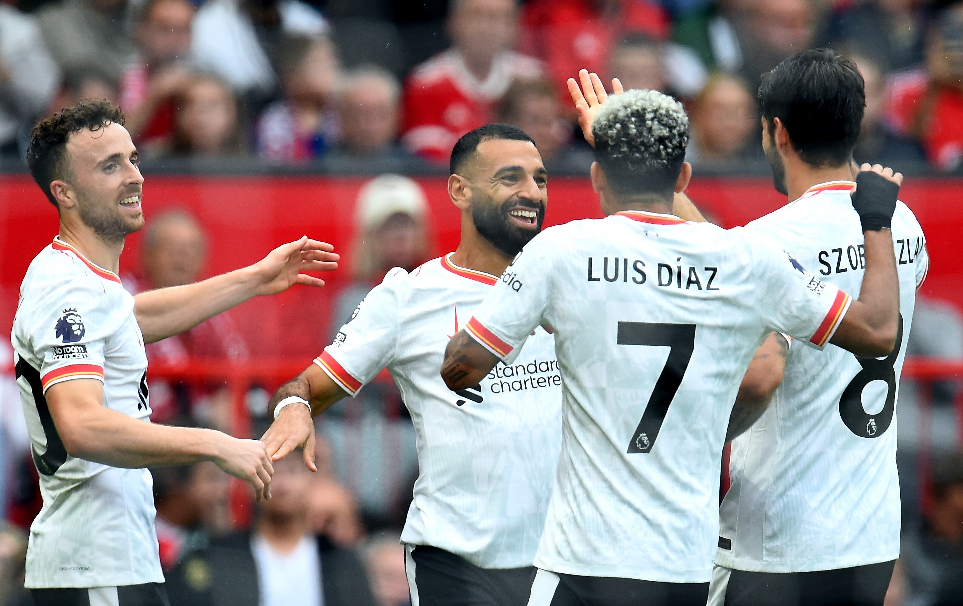 Manchester (United Kingdom), 01/09/2024.- Mohamed Salah of Liverpool (2-L) celebrates with teammates after scoring for the 3-0 lead against Manchester United during the English Premier League soccer match of Manchester United against Liverpool FC, in Manchester, Britain, 01 September 2024. (Reino Unido) EFE/EPA/PETER POWELL EDITORIAL USE ONLY. No use with unauthorized audio, video, data, fixture lists, club/league logos, 'live' services or NFTs. Online in-match use limited to 120 images, no video emulation. No use in betting, games or single club/league/player publications.