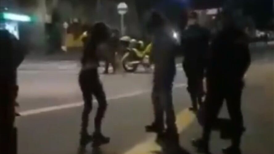 Padre reprende a su hija en manifestaciones. Foto: Captura de pantalla video redes sociales