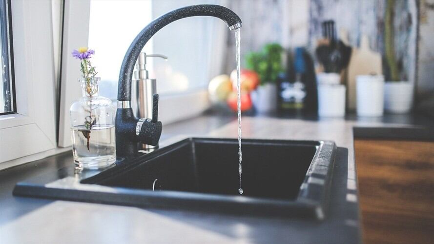 En abril, colombianos más pobres podrán diferir pago de sus facturas de agua y luz . Foto: Pixabay