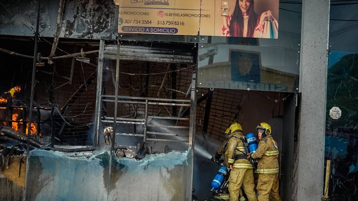 Grave incendio consume local comercial en el Mercado de Bazurto de Cartagena