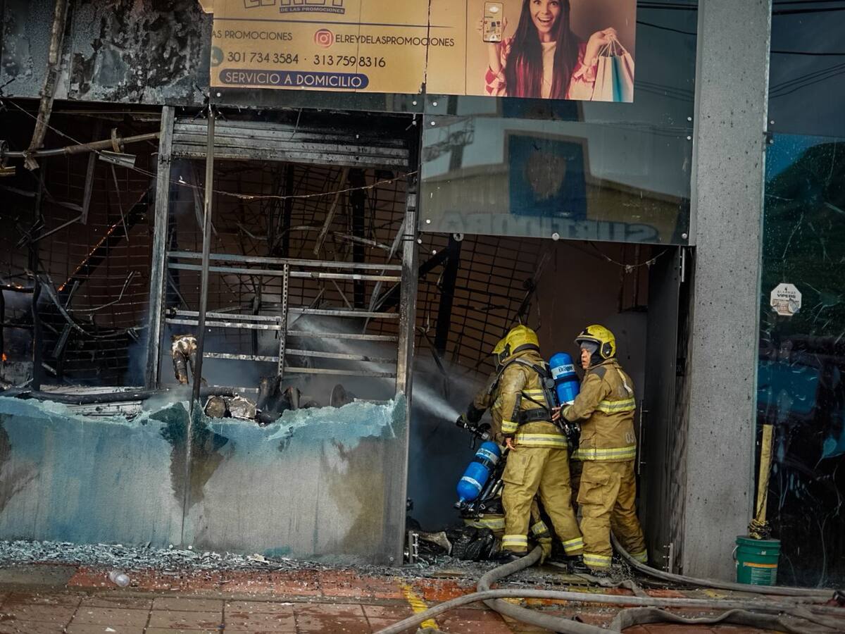 Grave incendio consume local comercial en el Mercado de Bazurto de Cartagena