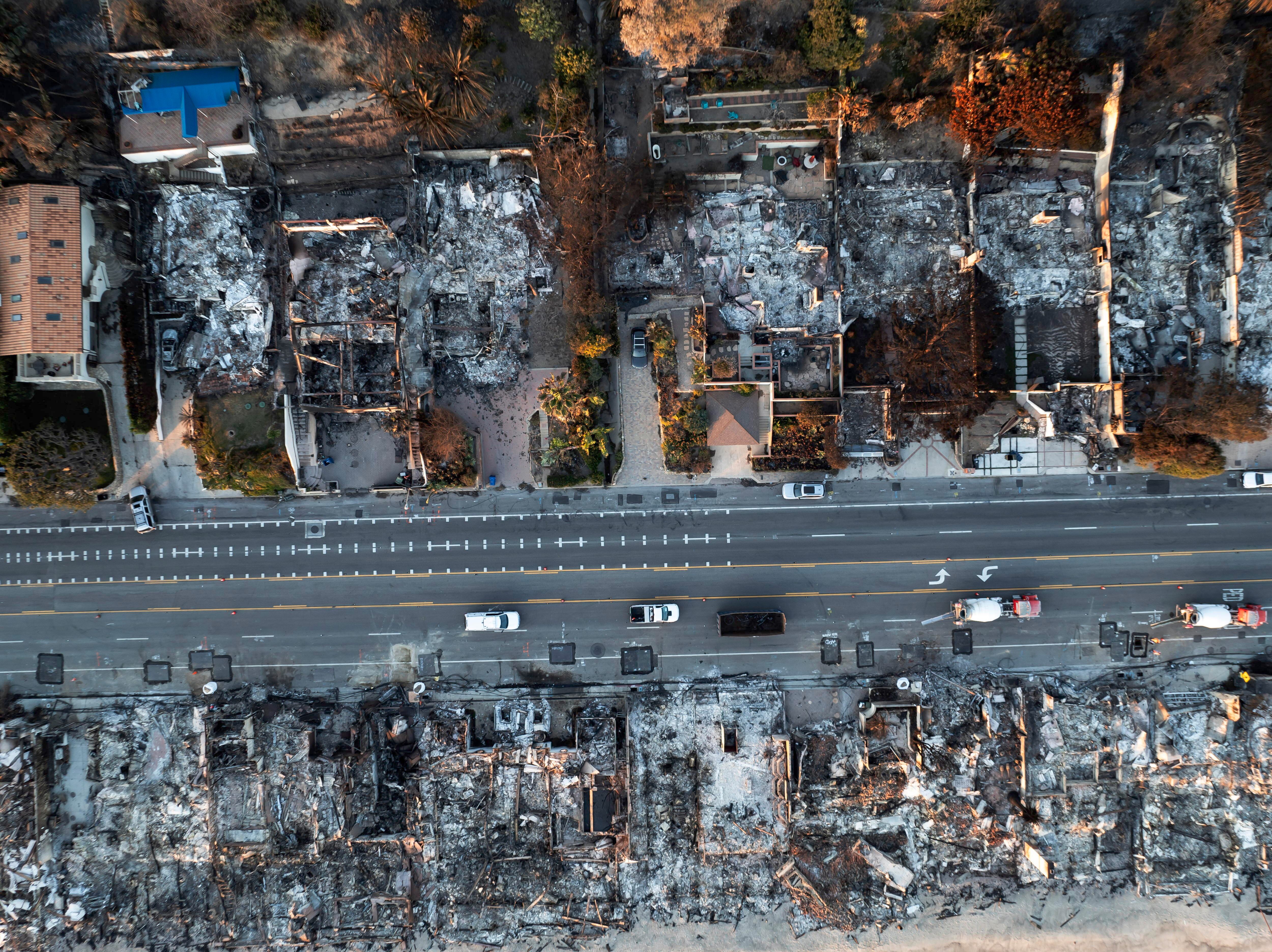 Malibú (Estados Unidos), 16/01/2025.- Una foto tomada por un dron muestra una vista aérea de un barrio destruido por el incendio forestal de Palisades.